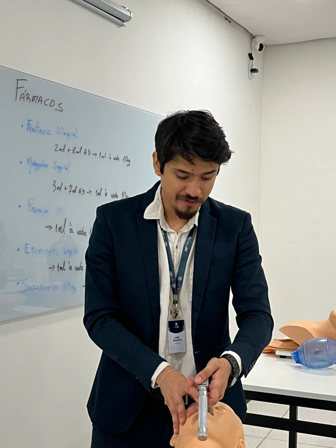 Professor demonstrando a laringoscopia no manequim