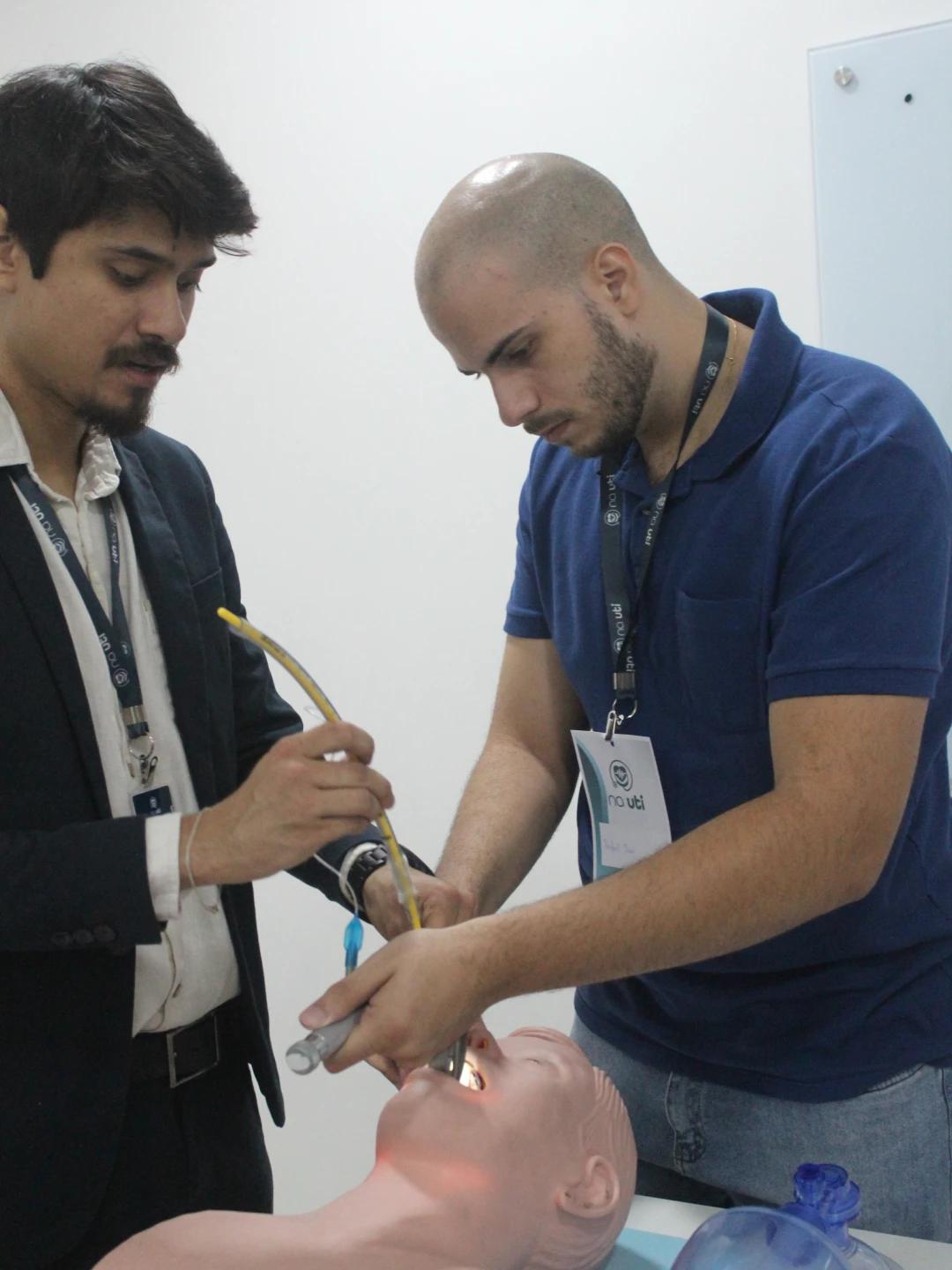 Professor orientando aluno durante a intubação