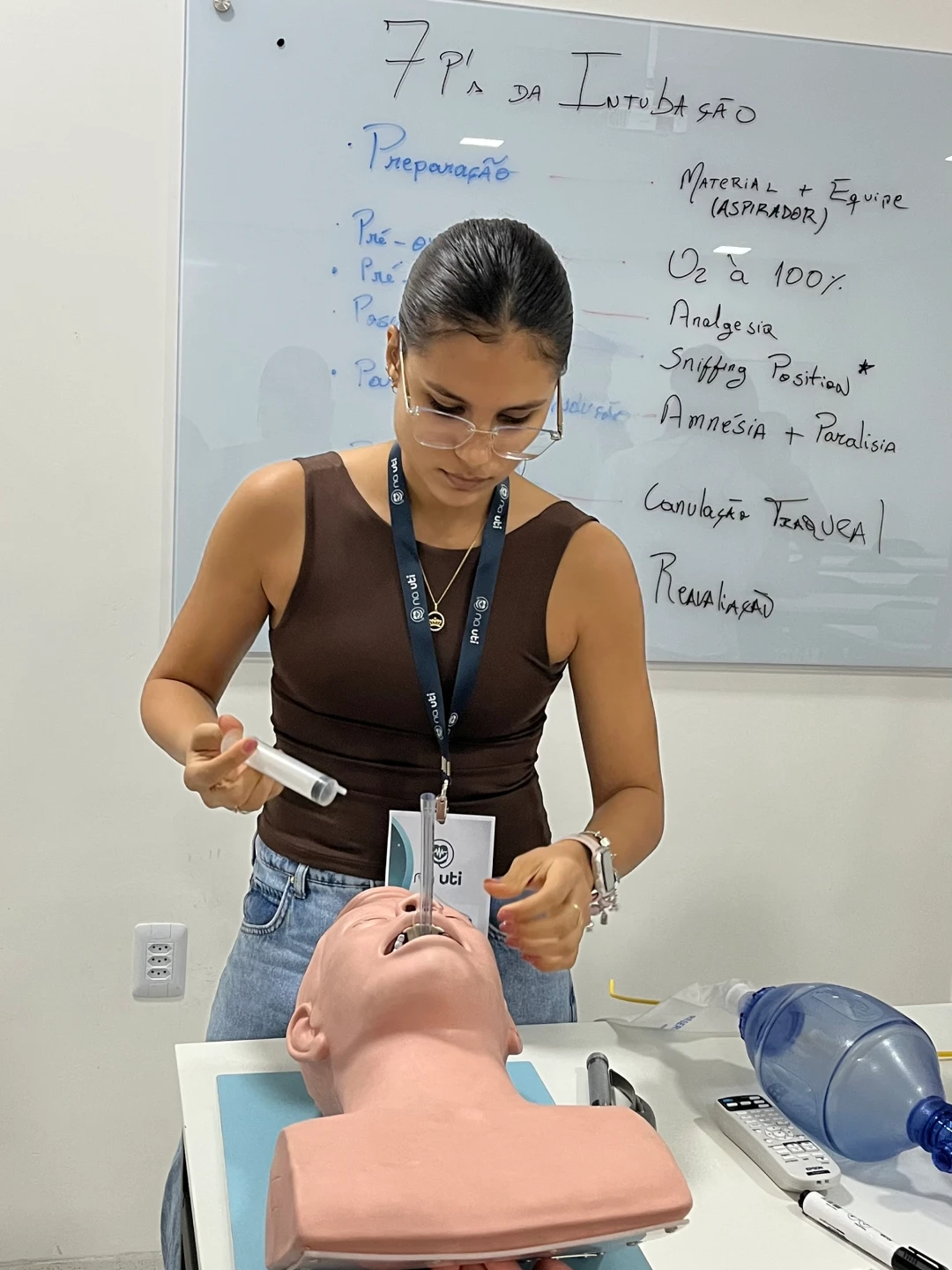 Aluna testando o balonete do tubo após a intubação