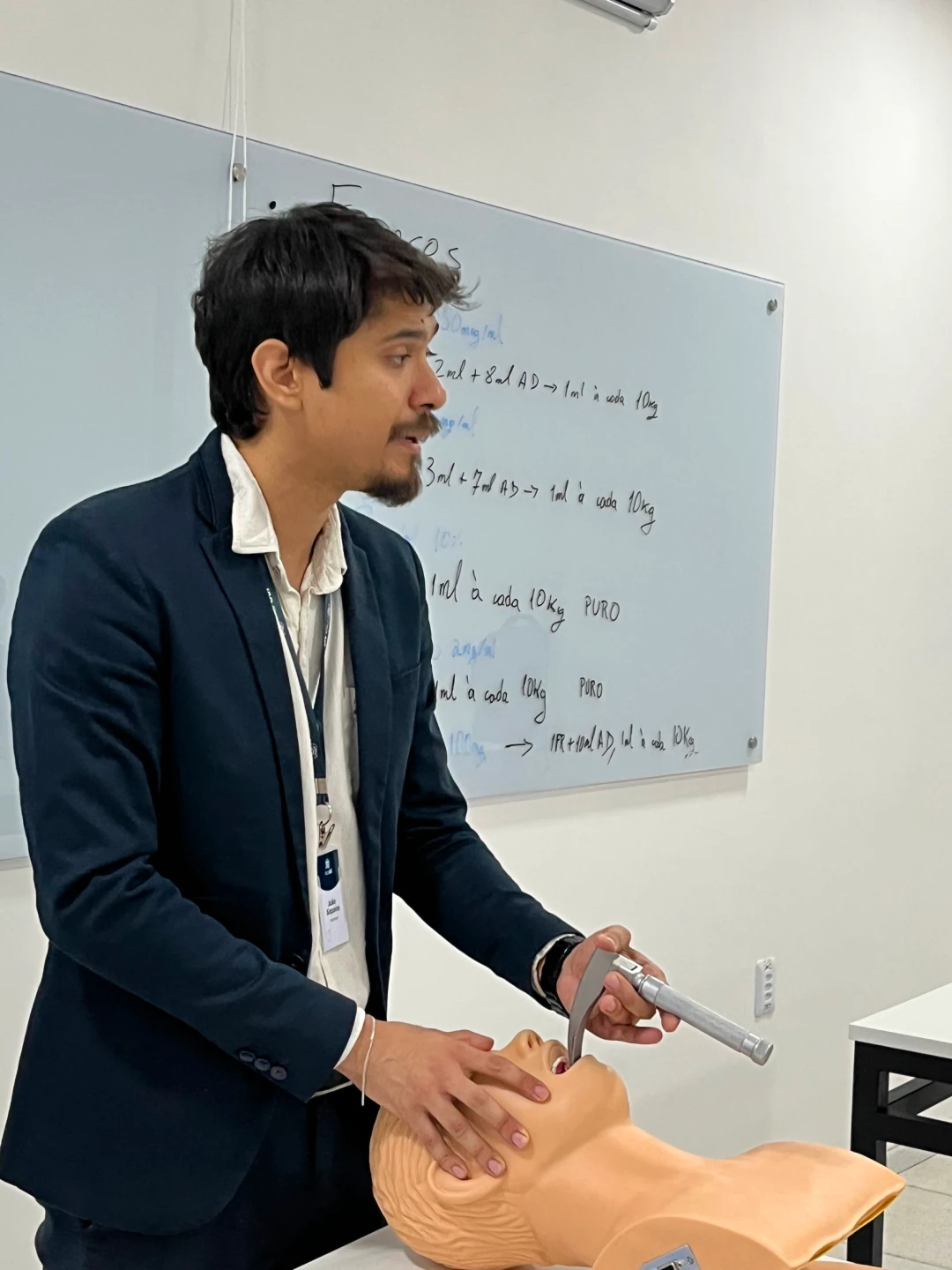 Professor explicando a técnica de laringoscopia